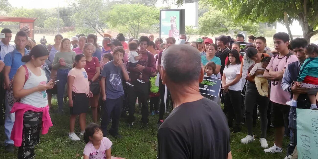 Habitantes de la Cooperativa El Bosque, en El Salvador, frente al desalojo de su comunidad. 