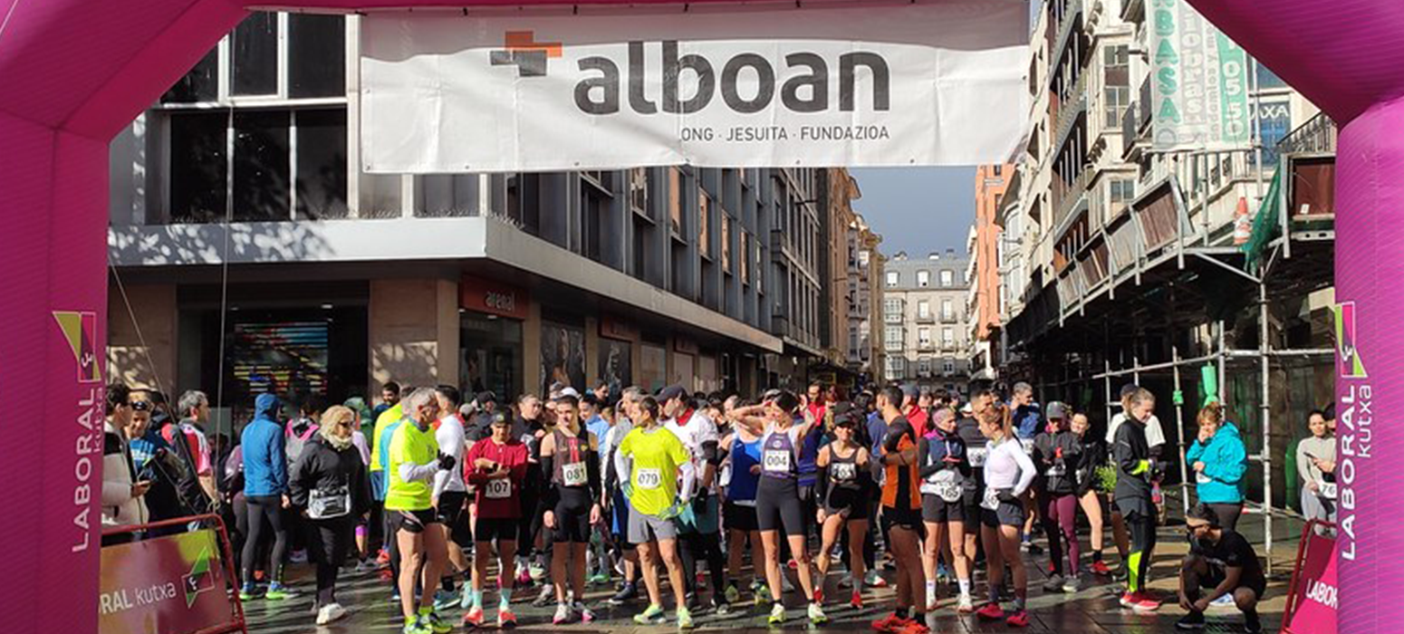 Gasteiz se vuelca con la infancia refugiada en una carrera solidaria bajo la lluvia