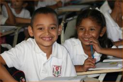 Niños sonrientes en escuela