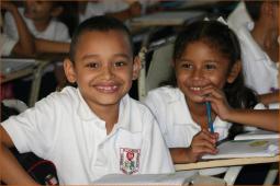 Niños aprende con los proyectos educativod de ALBOAN Niños sonrientes en escuela