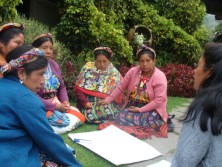 Mujeres mayas de Guatemala sentadas