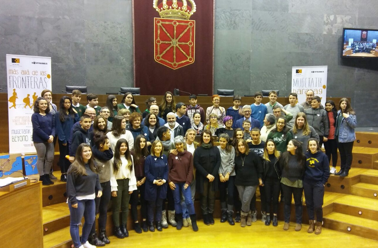 Alumnado de siete centros educativos pide al Parlamento de Navarra que Navarra sea lugar de acogida