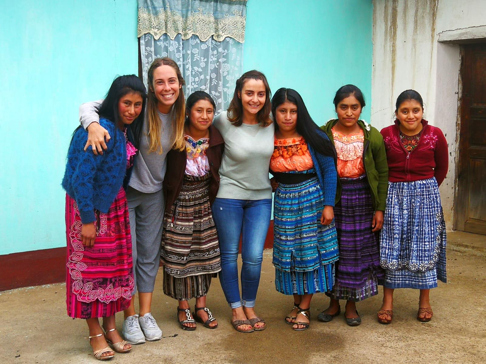 Edurne y su compañera Nerea durante su estancia con el IGER, Guatemala