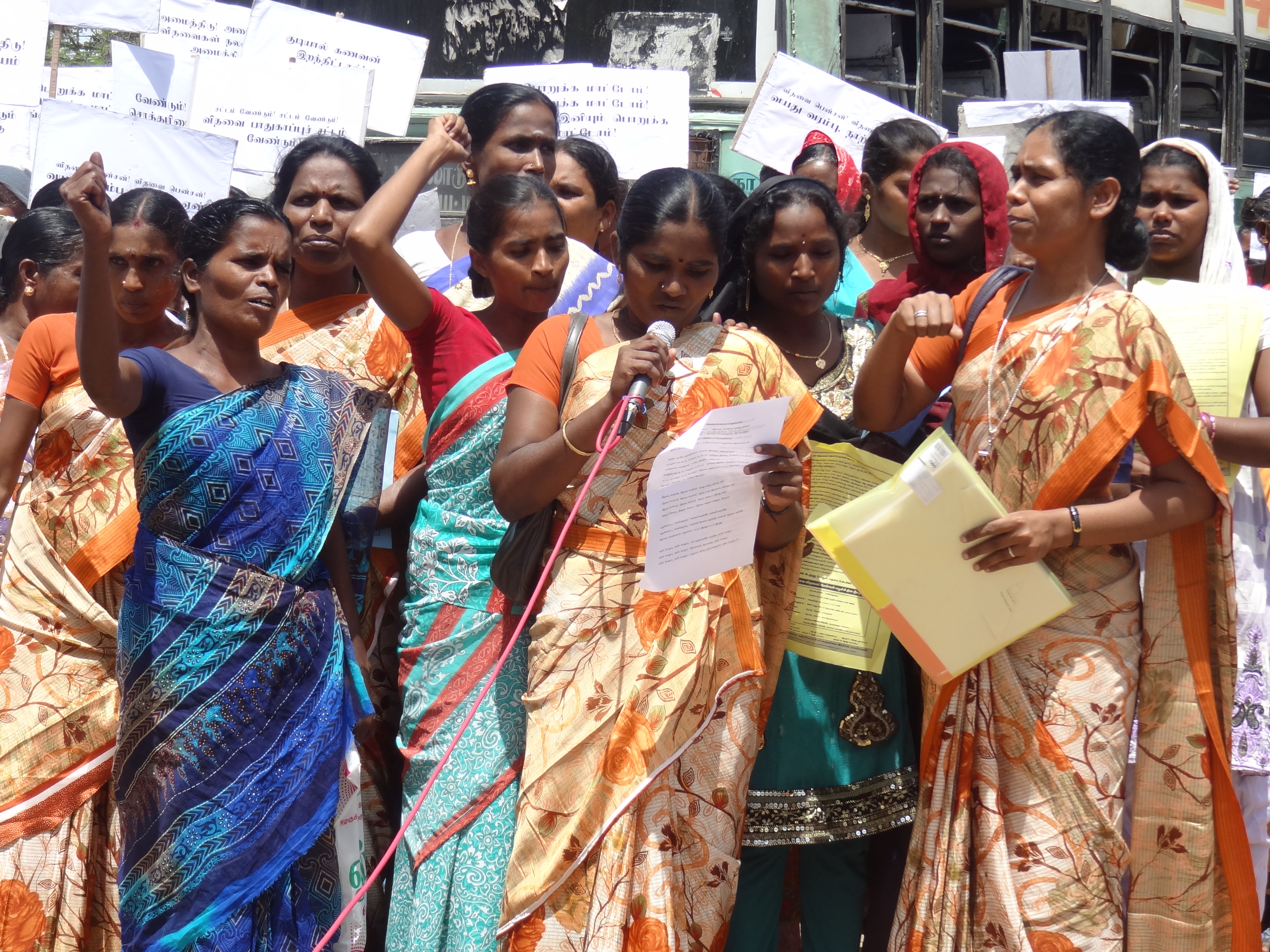 Los clientes de Laboral Kutxa apoyan a las mujeres dalit en India