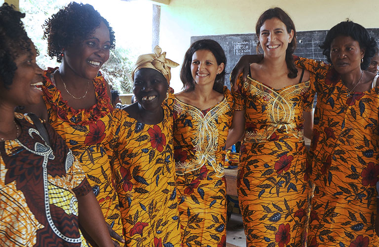 foto - mujeres de ALBOAN junto a mujeres de Congo