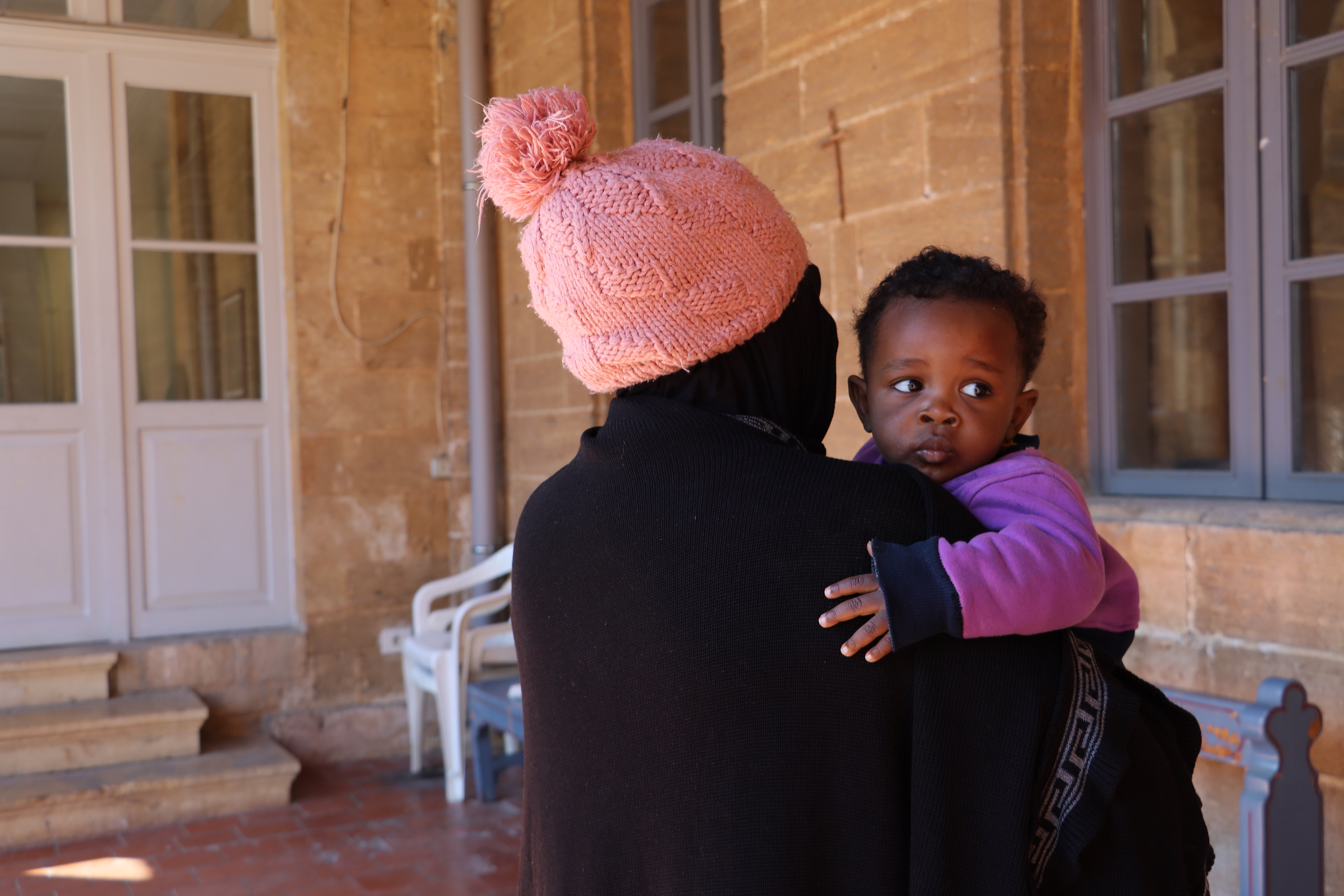 El patio de la iglesia jesuita de San José en Beirut, transformado en un hogar temporal para familias migrantes y refugiadas que huyen de los bombardeos en el sur del Líbano. © JRS Lebanon.