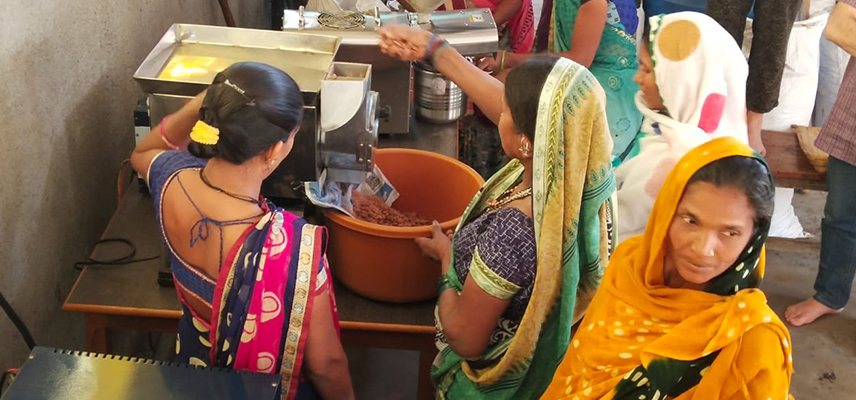 Mujeres haciendo aceite